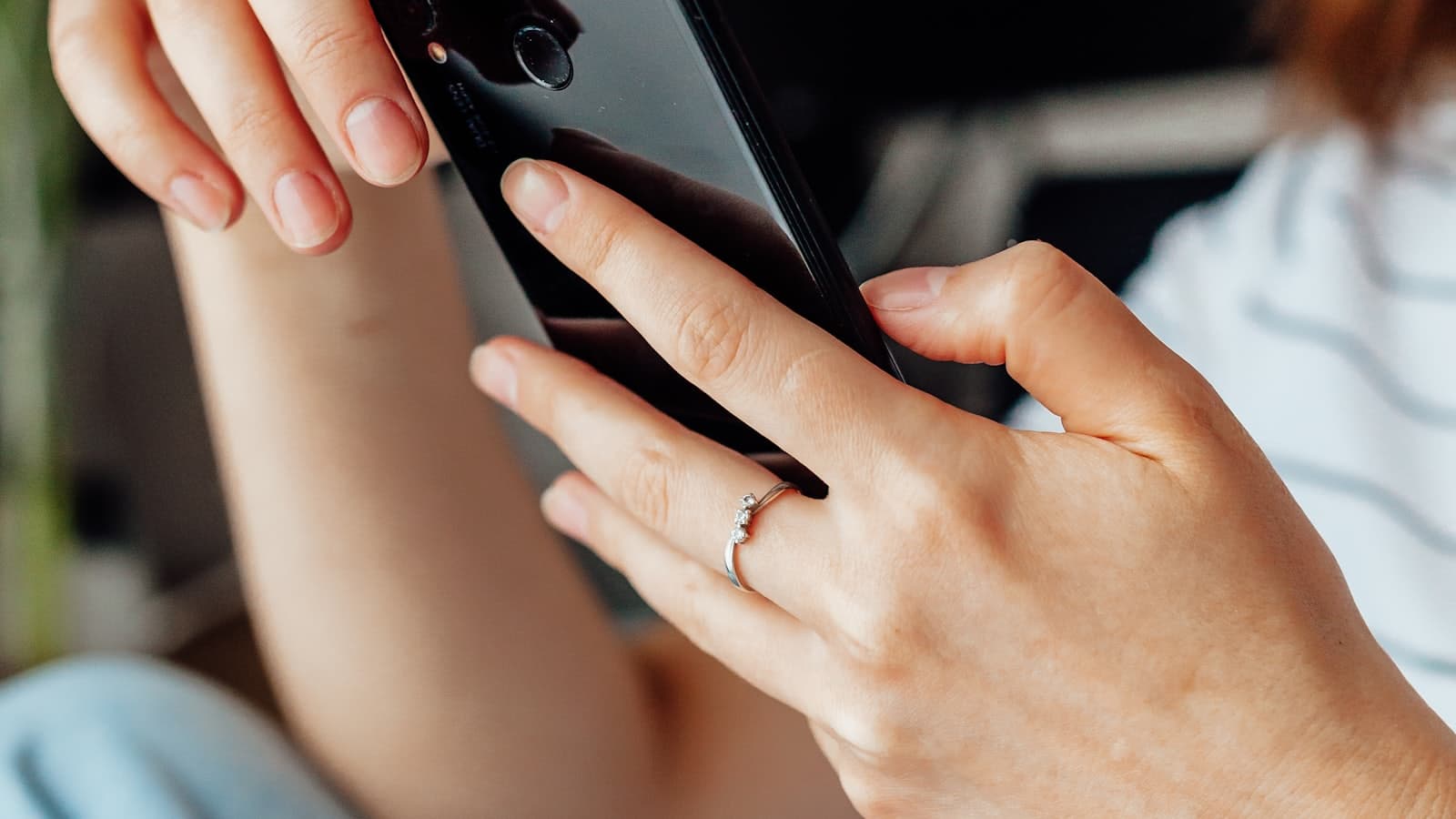 Manos escribiendo un mensaje en el celular, como cuando se coordinan turnos por WhatsApp