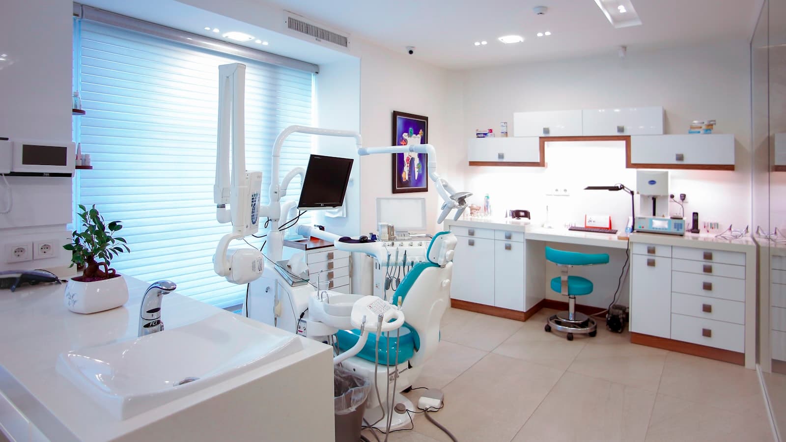 Sillón y equipamiento de un consultorio odontológico moderno