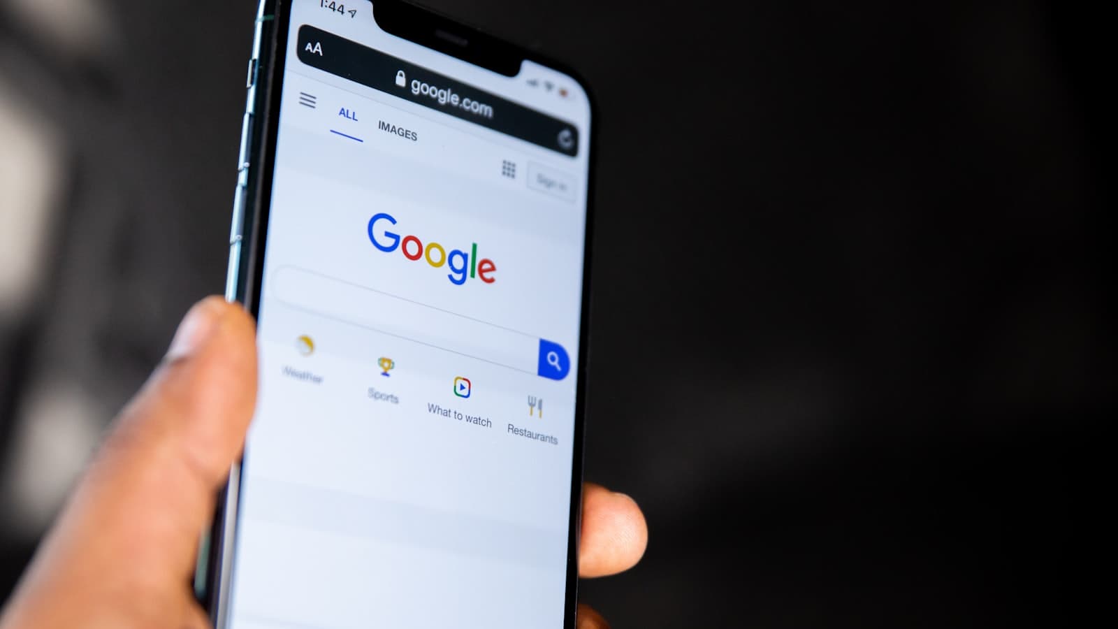 Celular mostrando la página de búsqueda de Google