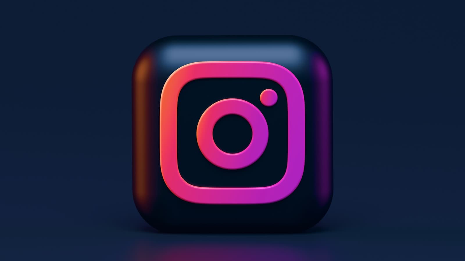 Logo de Instagram en tres dimensiones sobre un fondo oscuro